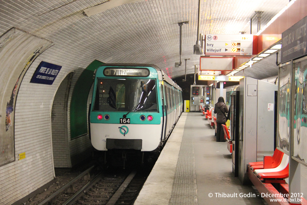 Métro 164 sur la ligne 7 (RATP) à Porte de la Villette (Paris)