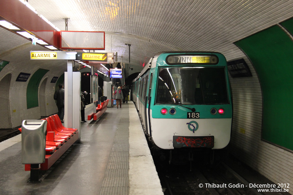 Métro 183 sur la ligne 7 (RATP) à Porte de la Villette (Paris)