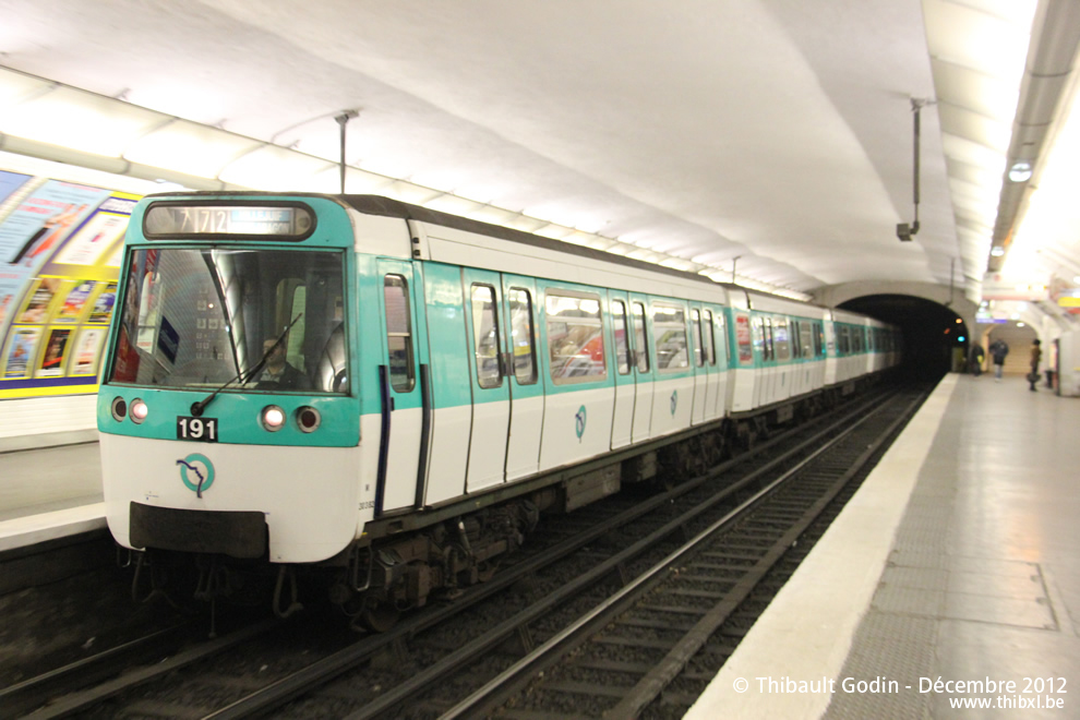 Métro 191 sur la ligne 7 (RATP) à Poissonnière (Paris)