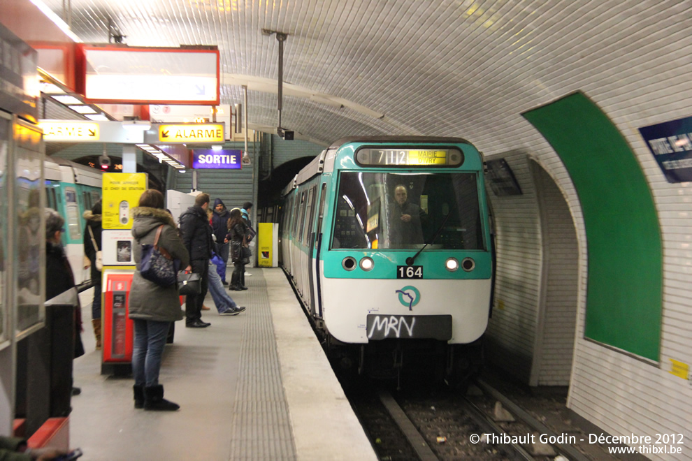 Métro 164 sur la ligne 7 (RATP) à Porte de la Villette (Paris)