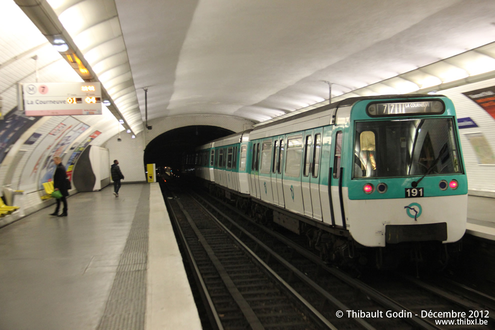 Métro 191 sur la ligne 7 (RATP) à Poissonnière (Paris)
