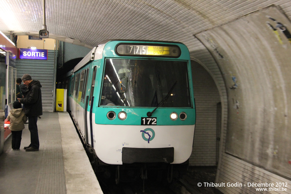 Métro 172 sur la ligne 7 (RATP) à Porte de la Villette (Paris)