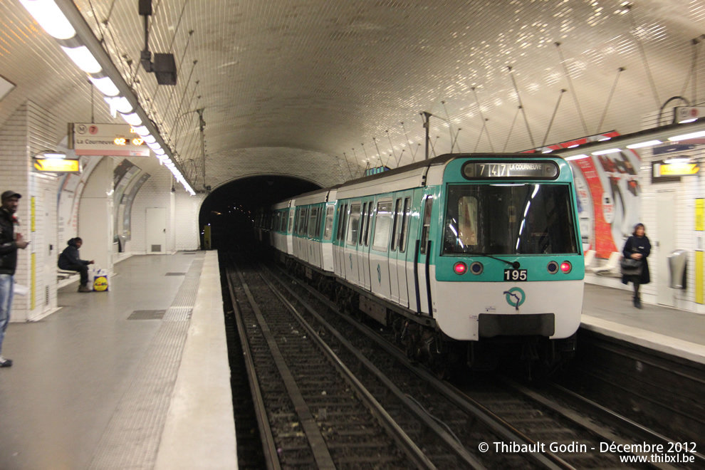 Métro 195 sur la ligne 7 (RATP) à Corentin Cariou (Paris)
