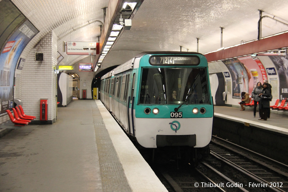 Métro 095 sur la ligne 7 (RATP) à Riquet (Paris)