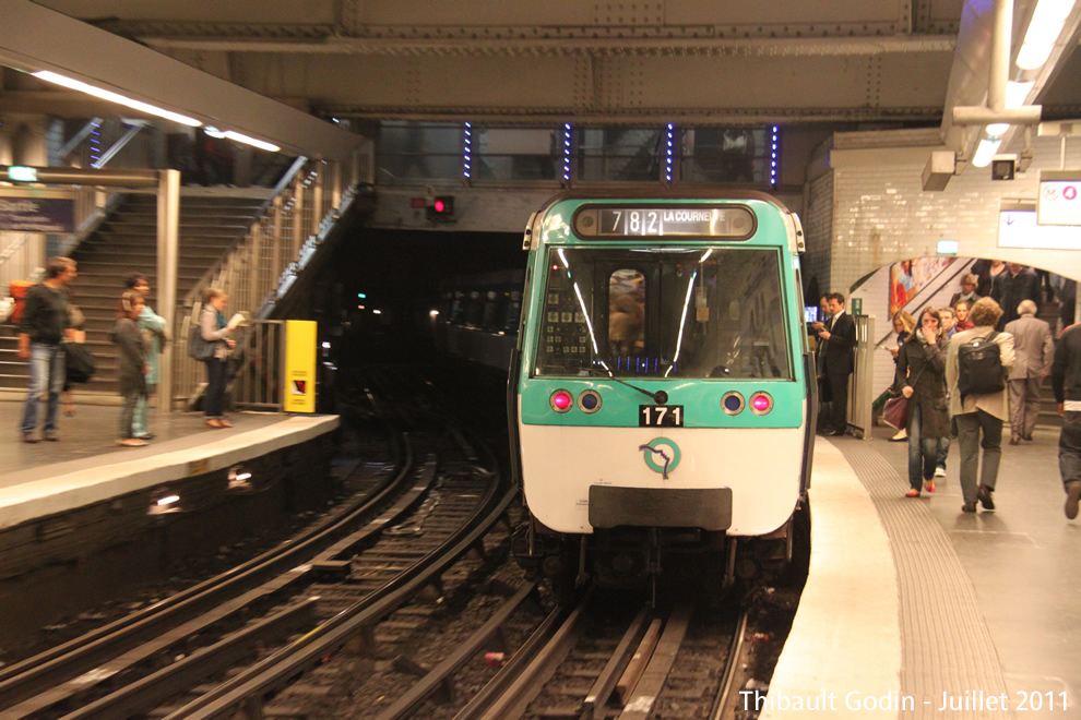 Métro 171 sur la ligne 7 (RATP) à Gare de l'Est (Paris)