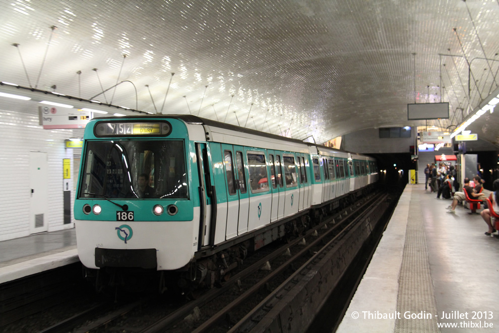 Métro 186 sur la ligne 7 (RATP) à Porte d'Ivry (Paris)