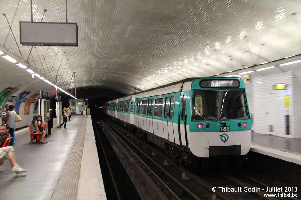 Métro 186 sur la ligne 7 (RATP) à Porte d'Ivry (Paris)