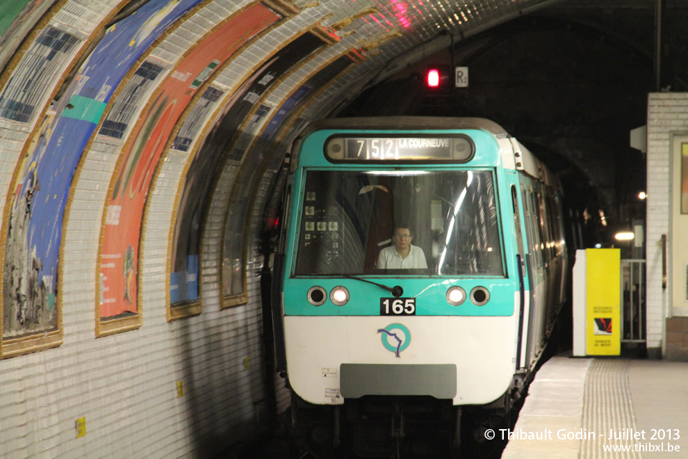 Métro 165 sur la ligne 7 (RATP) à Porte d'Ivry (Paris)
