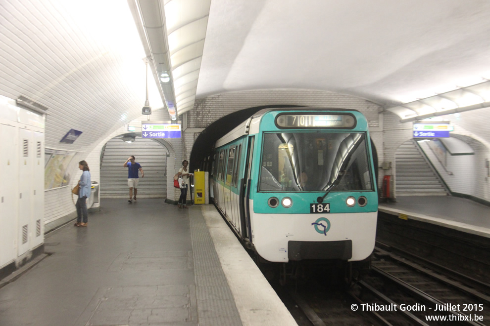 Métro 184 sur la ligne 7 (RATP) à Poissonnière (Paris)
