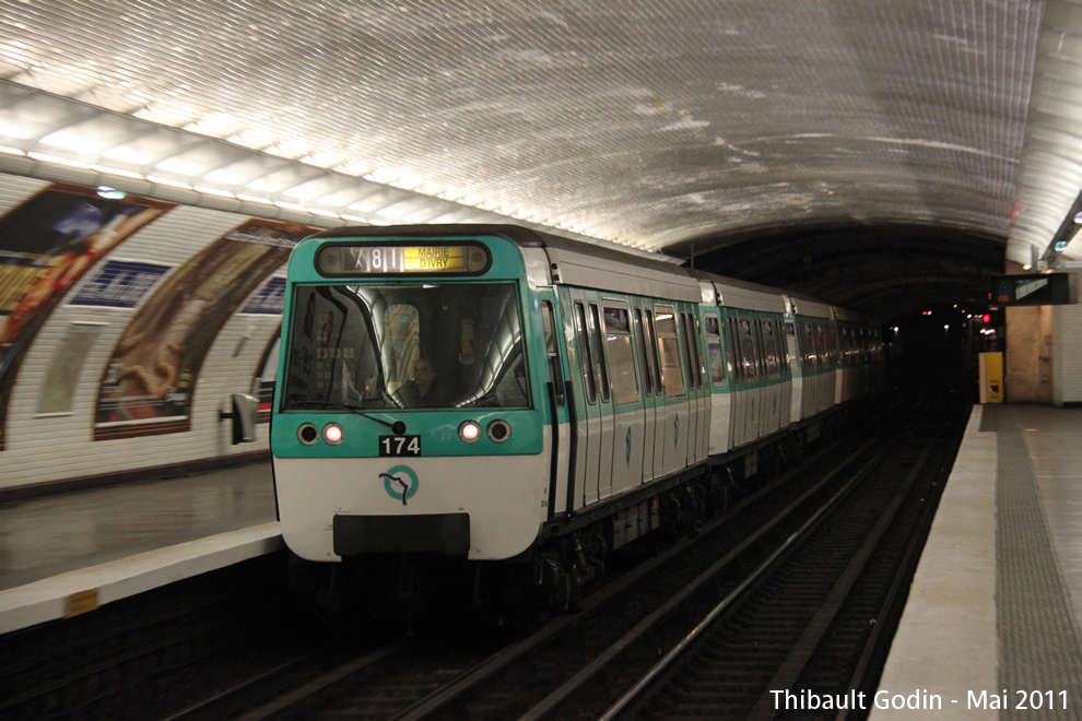 Métro 174 sur la ligne 7 (RATP) à Ivry-sur-Seine