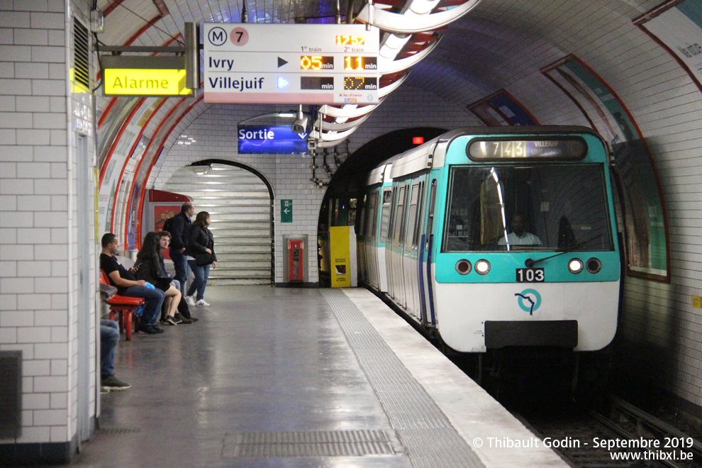 Métro 103 sur la ligne 7 (RATP) à Château-Landon (Paris)