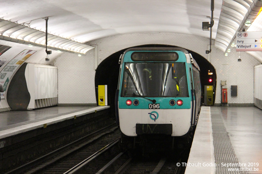 Métro 096 sur la ligne 7 (RATP) à Poissonnière (Paris)