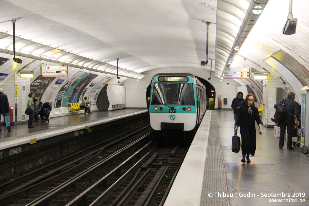 Métro 181 sur la ligne 7 (RATP) à Poissonnière (Paris)
