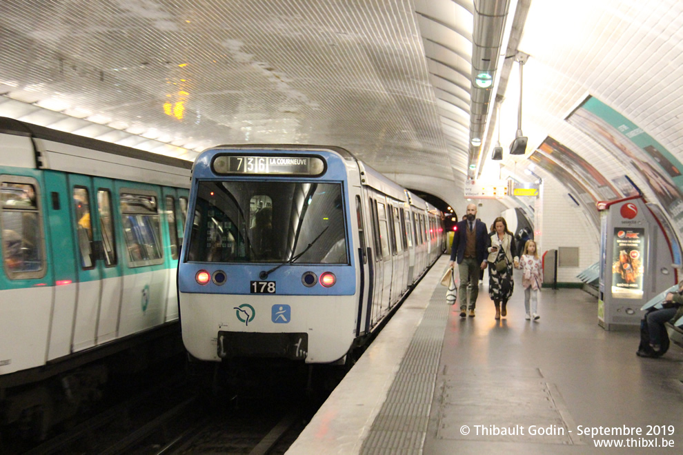 Métro 178 sur la ligne 7 (RATP) à Poissonnière (Paris)