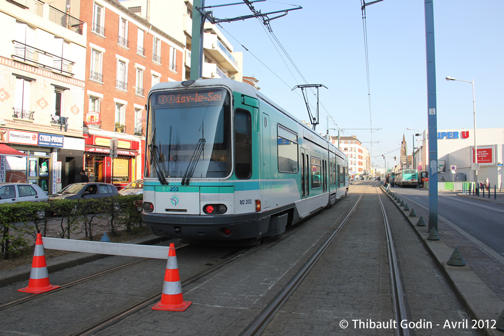 Tram 202 sur la ligne T1 (RATP) à La Courneuve