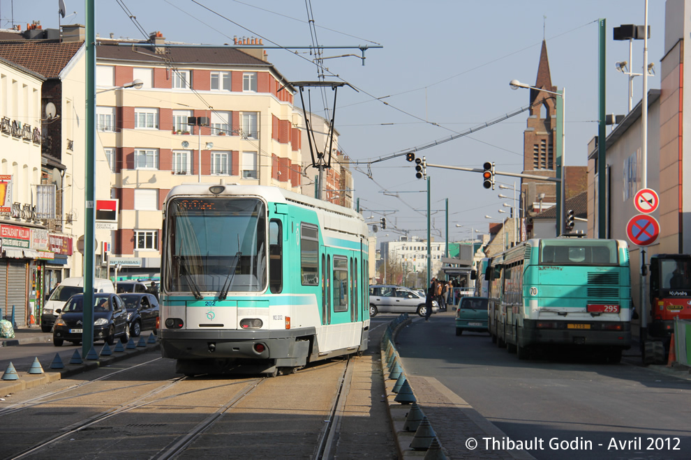 Tram 202 sur la ligne T1 (RATP) à La Courneuve