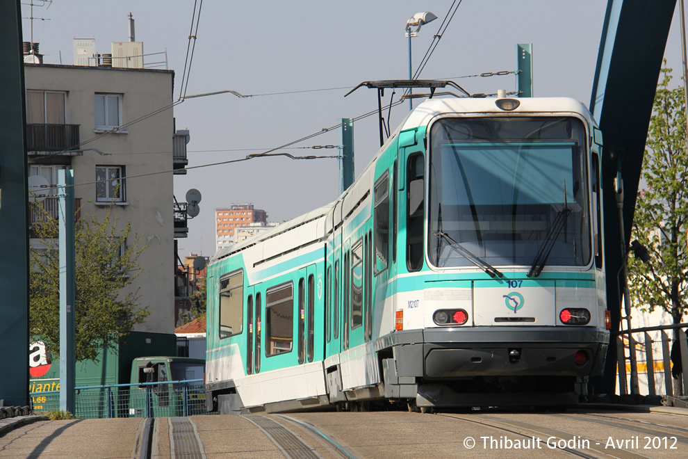 Tram 107 sur la ligne T1 (RATP) à Bobigny