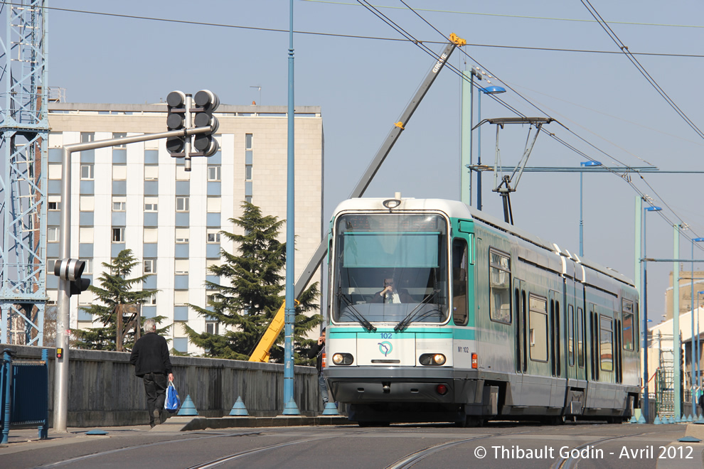 Tram 102 sur la ligne T1 (RATP) à Noisy-le-Sec