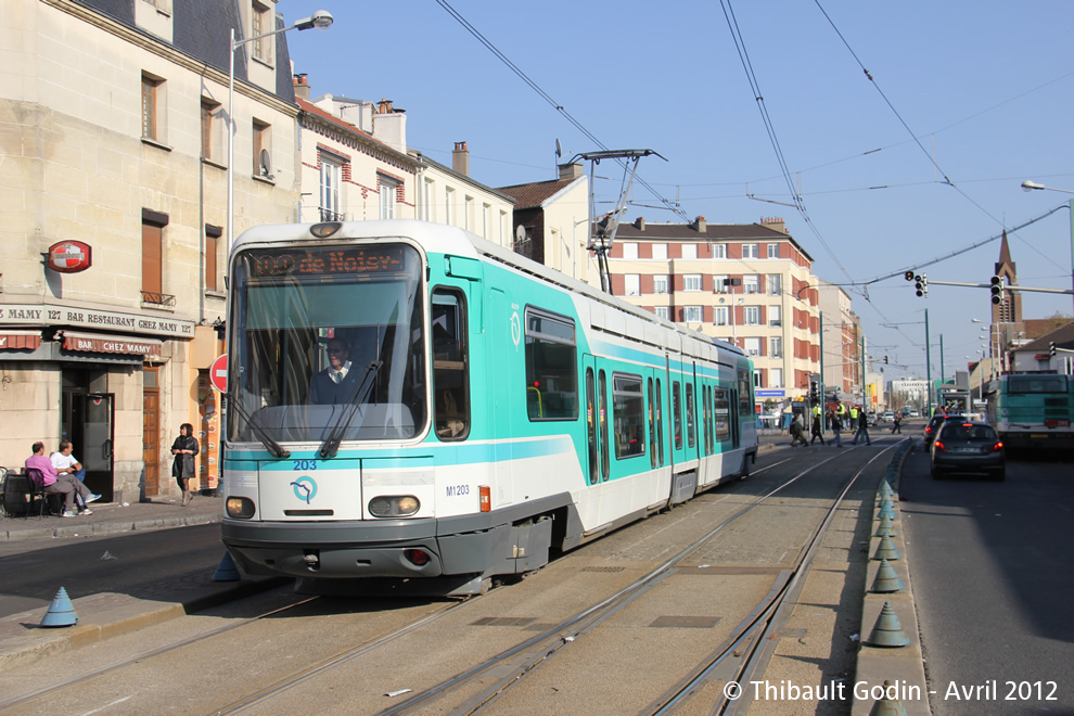 Tram 203 sur la ligne T1 (RATP) à La Courneuve