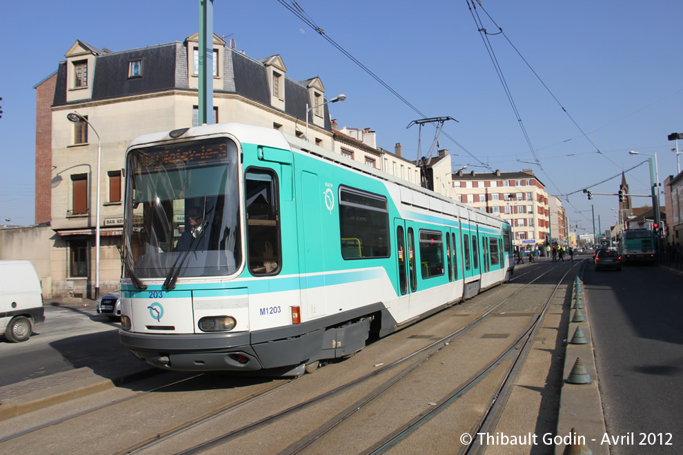 Tram 203 sur la ligne T1 (RATP) à La Courneuve