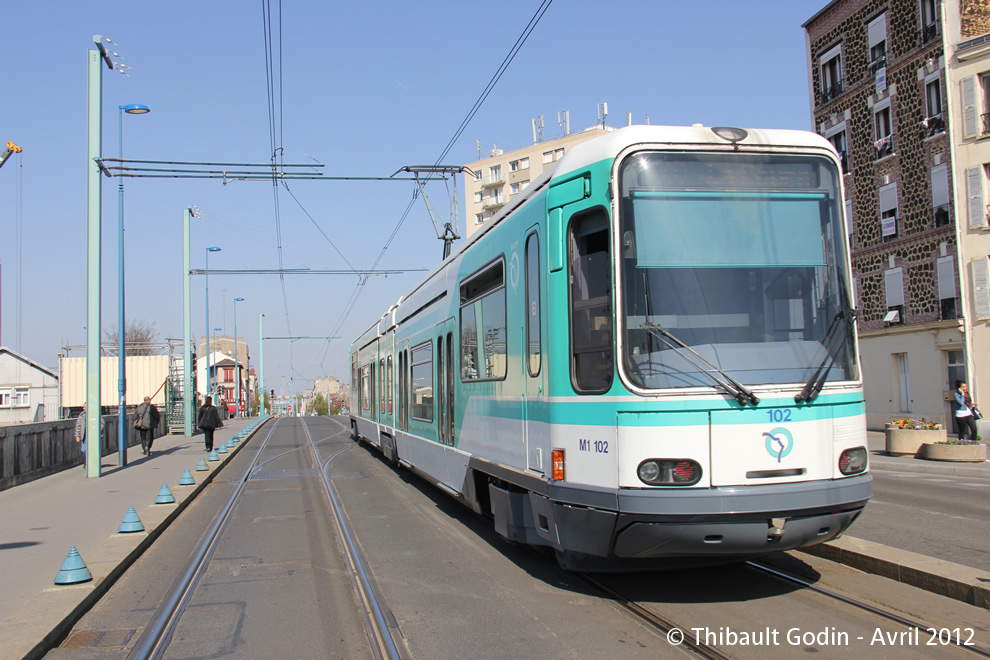 Tram 102 sur la ligne T1 (RATP) à Noisy-le-Sec