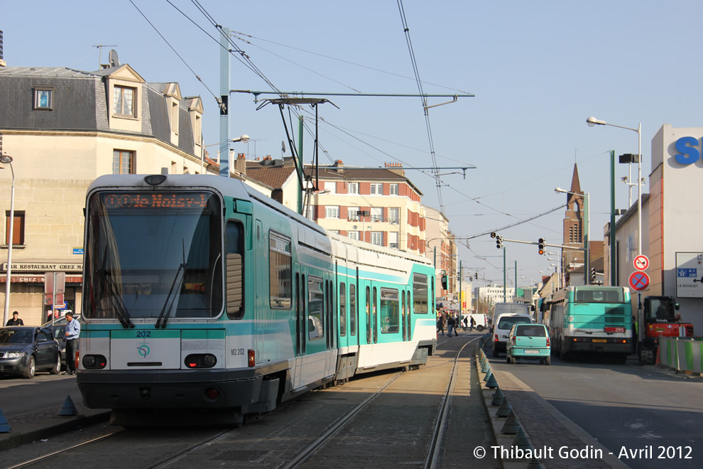 Tram 202 sur la ligne T1 (RATP) à La Courneuve