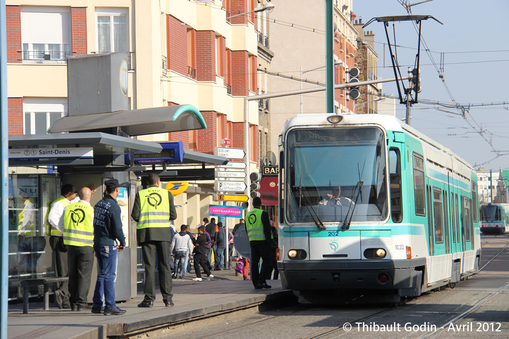 Tram 202 sur la ligne T1 (RATP) à La Courneuve
