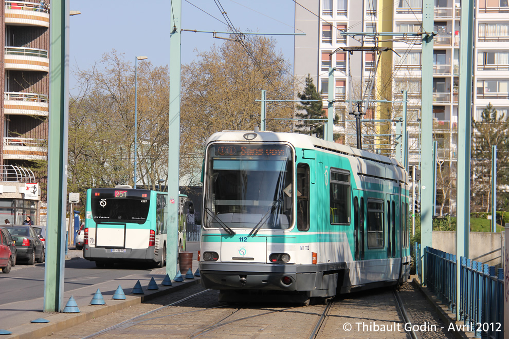 Tram 112 sur la ligne T1 (RATP) à Bobigny