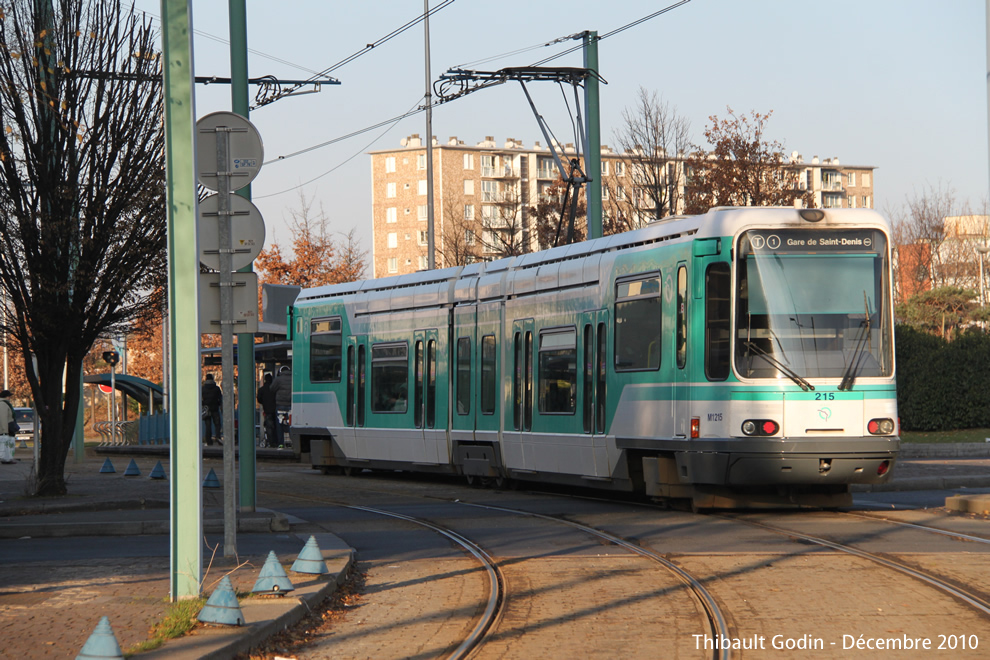 Tram 215 sur la ligne T1 (RATP) à Bobigny