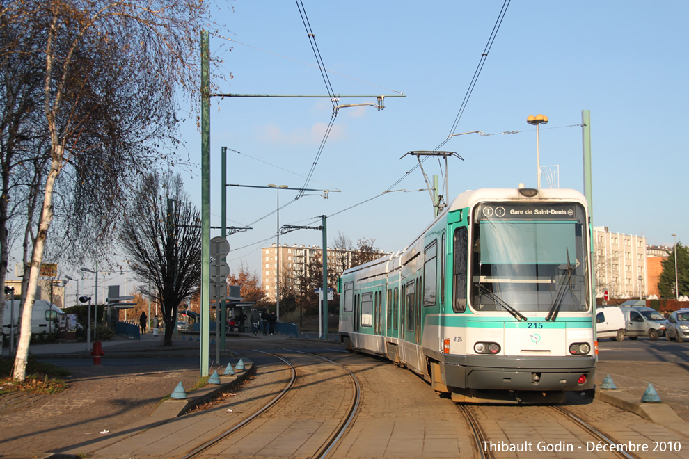 Tram 215 sur la ligne T1 (RATP) à Bobigny