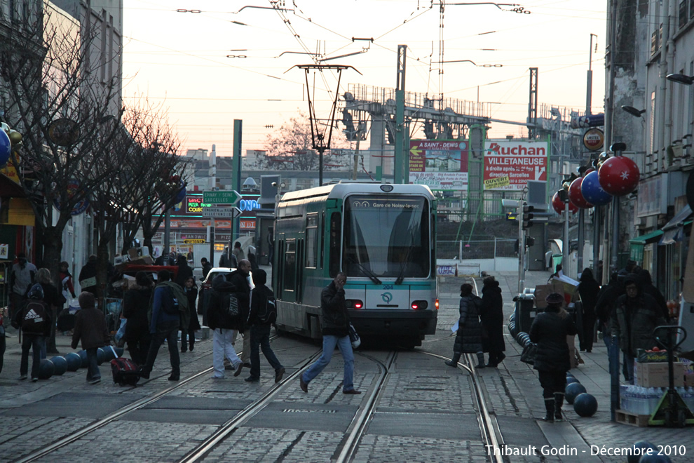 Tram 204 sur la ligne T1 (RATP) à Saint-Denis