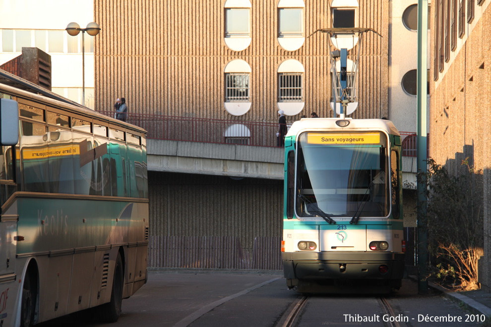 Tram 213 sur la ligne T1 (RATP) à Bobigny