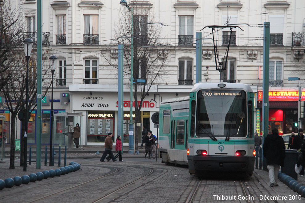 Tram 201 sur la ligne T1 (RATP) à Saint-Denis