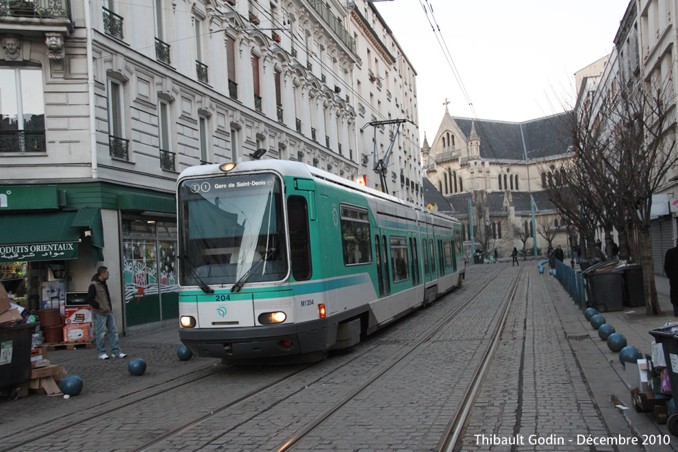 Tram 204 sur la ligne T1 (RATP) à Saint-Denis