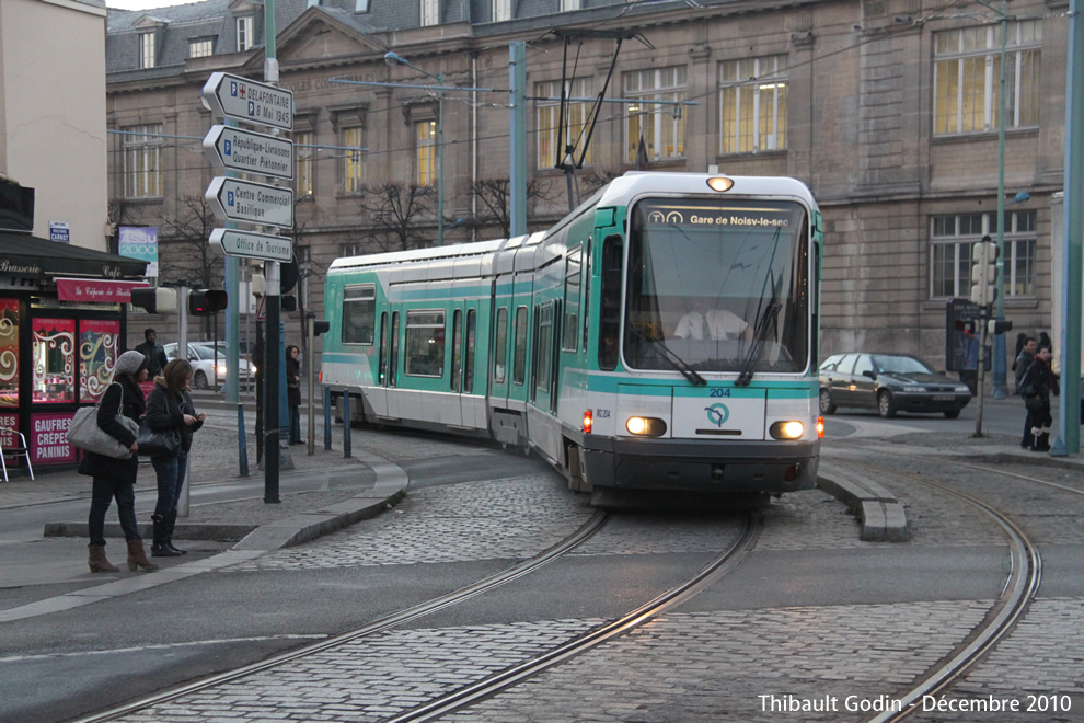 Tram 204 sur la ligne T1 (RATP) à Saint-Denis