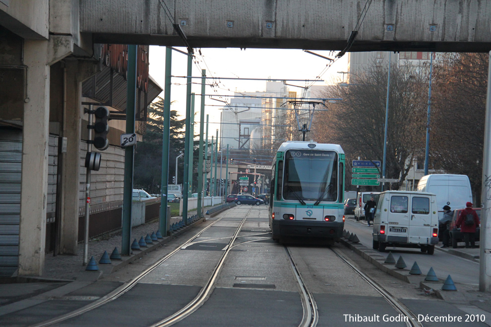 Tram 212 sur la ligne T1 (RATP) à Bobigny