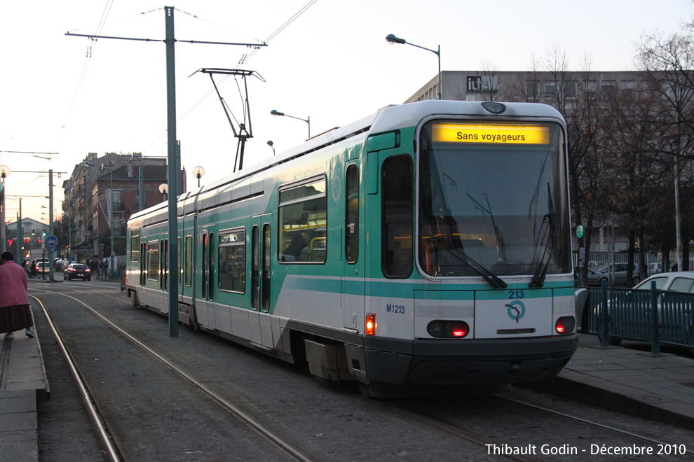 Tram 213 sur la ligne T1 (RATP) à Saint-Denis