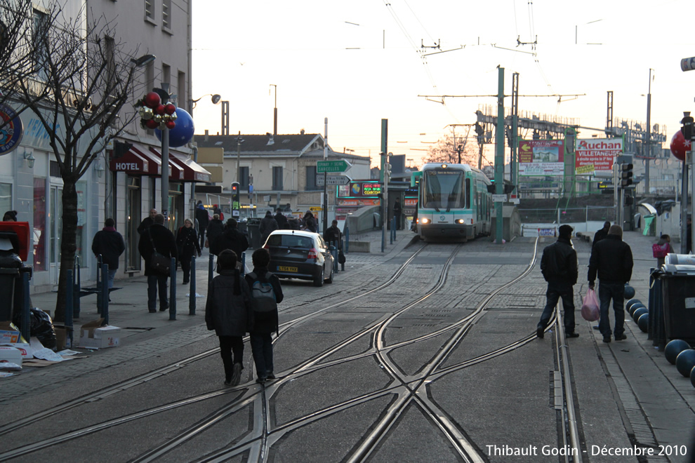 Tram 201 sur la ligne T1 (RATP) à Saint-Denis