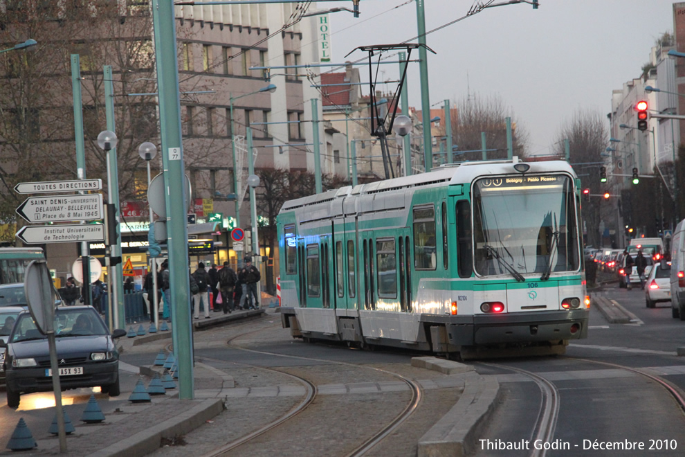 Tram 106 sur la ligne T1 (RATP) à Saint-Denis