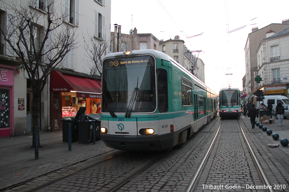 Tram 201 sur la ligne T1 (RATP) à Saint-Denis