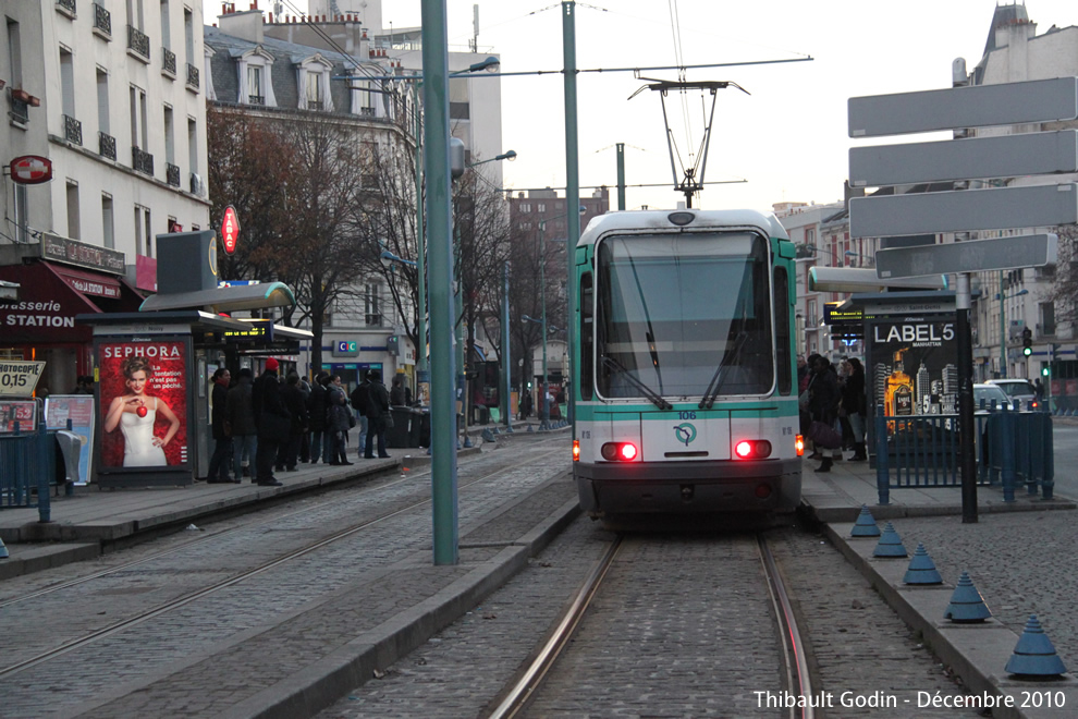 Tram 106 sur la ligne T1 (RATP) à Saint-Denis