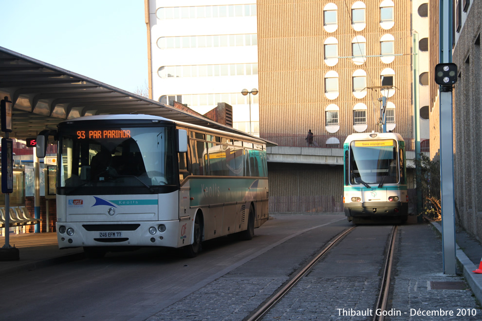 Tram 213 sur la ligne T1 (RATP) à Bobigny