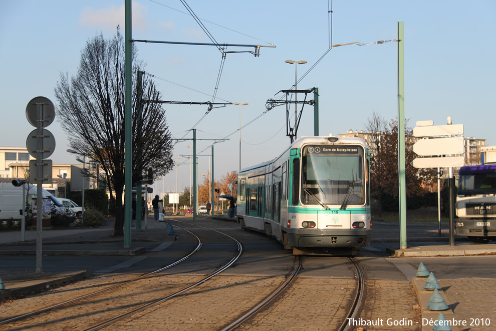 Tram 119 sur la ligne T1 (RATP) à Bobigny