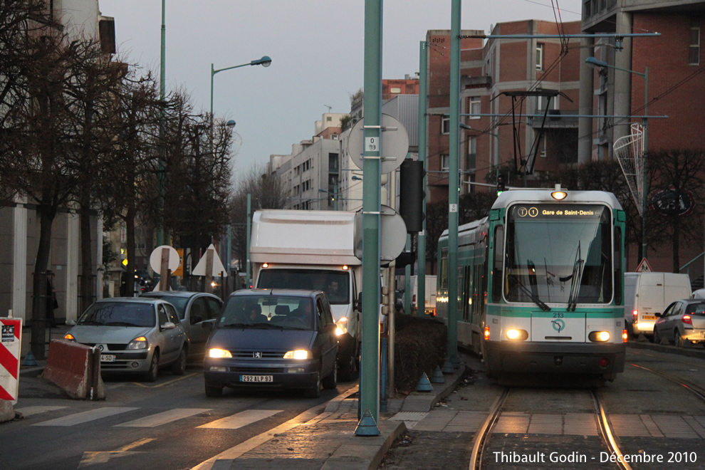 Tram 213 sur la ligne T1 (RATP) à Saint-Denis