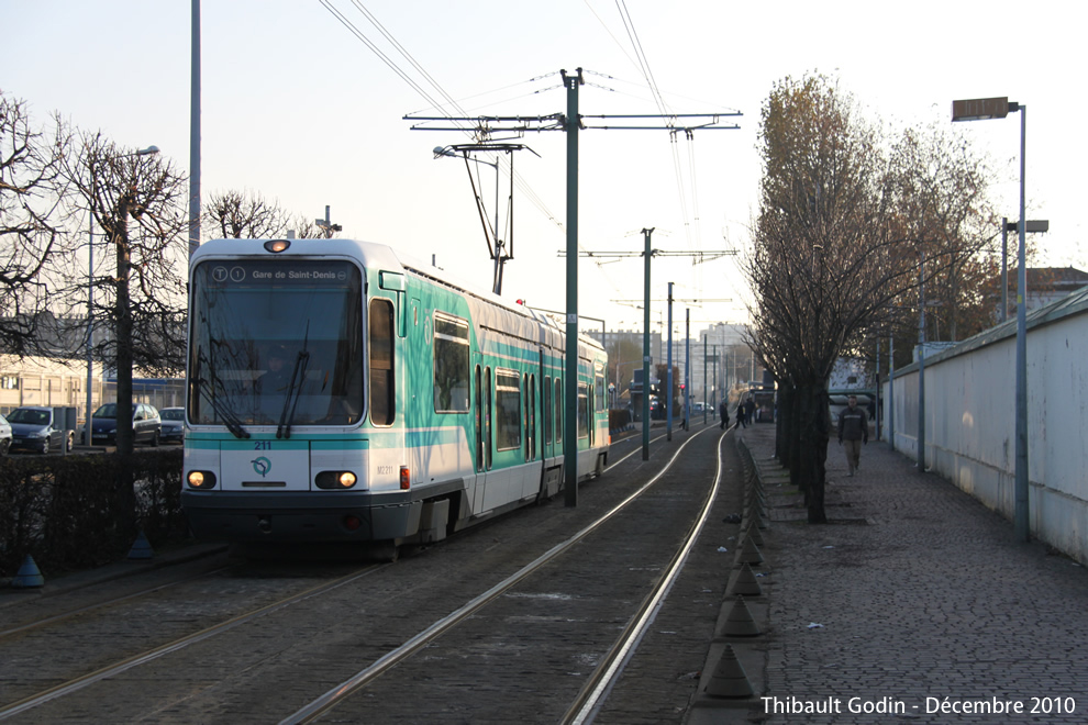 Tram 211 sur la ligne T1 (RATP) à Bobigny