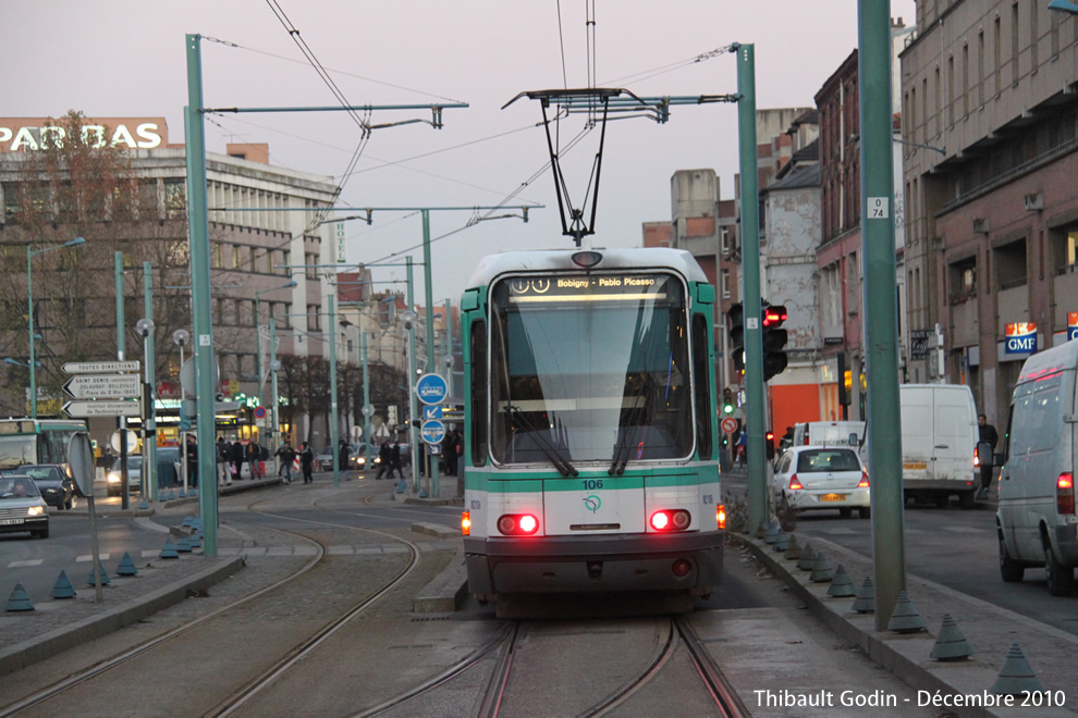 Tram 106 sur la ligne T1 (RATP) à Saint-Denis