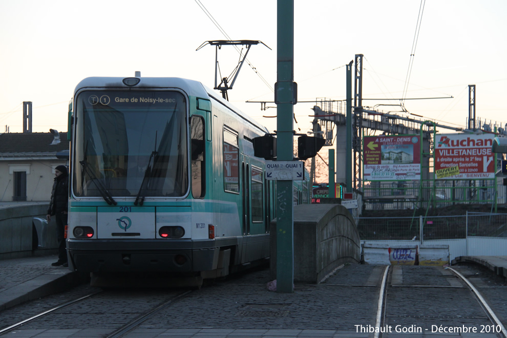 Tram 201 sur la ligne T1 (RATP) à Saint-Denis