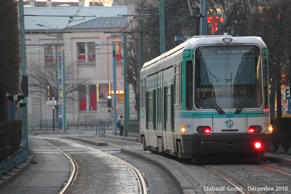 Tram 205 sur la ligne T1 (RATP) à Saint-Denis