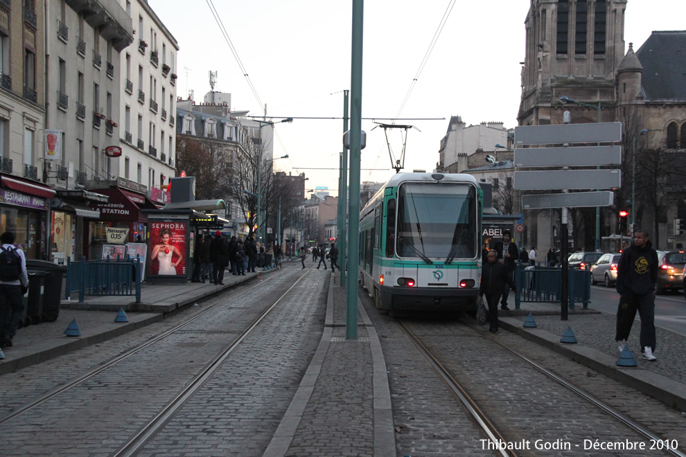 Tram 106 sur la ligne T1 (RATP) à Saint-Denis