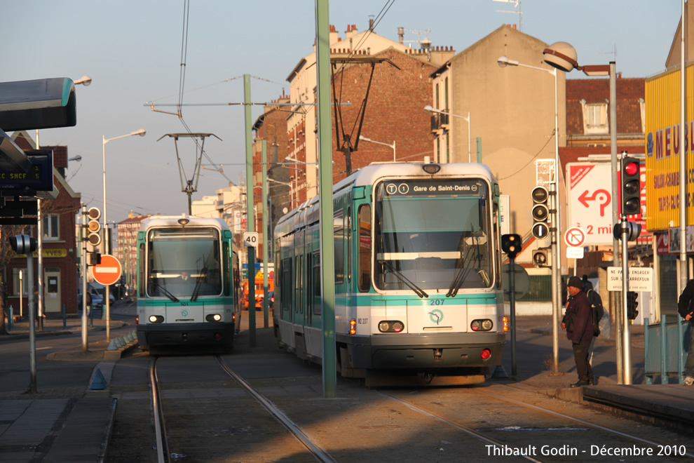 Trams 101 et 207 sur la ligne T1 (RATP) à La Courneuve